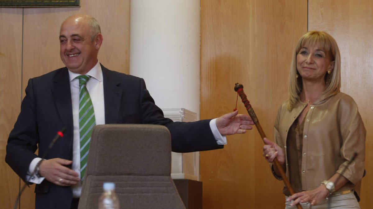 María Eugenia Gancedo recibe el bastón de mando de manos de Chamorro en una sala abarrotada.