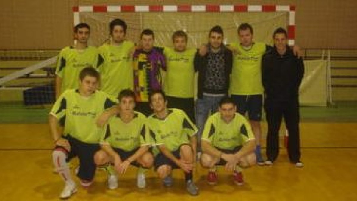 Formación del equipo del Quinto Pino Bar que disputa la competición de Copa de Cubillos del Sil
