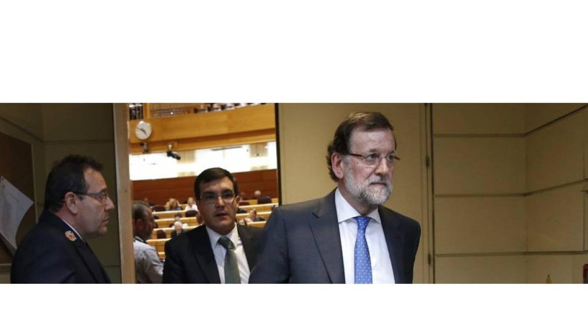 Mariano Rajoy, abandona el hemiciclo al término del pleno del Senado que se celebró hoy en Madrid
