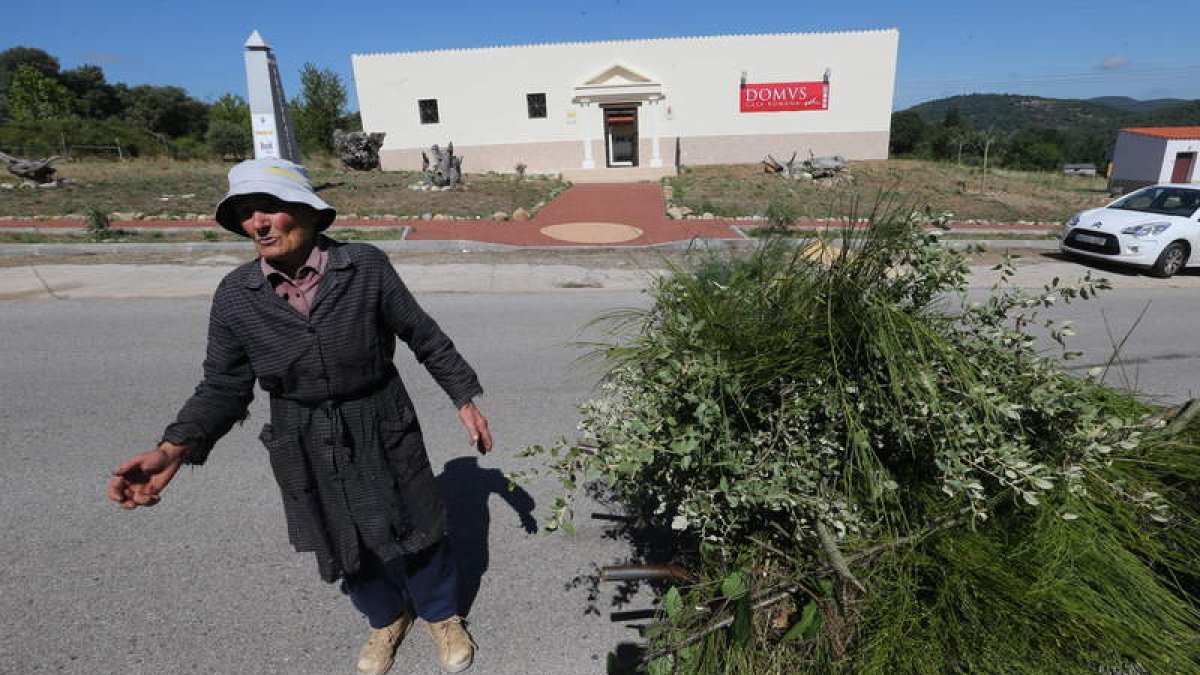 Argimira López, con su carretillo de escobas, ayer, ante la Domus Procuratoris recién abierta.