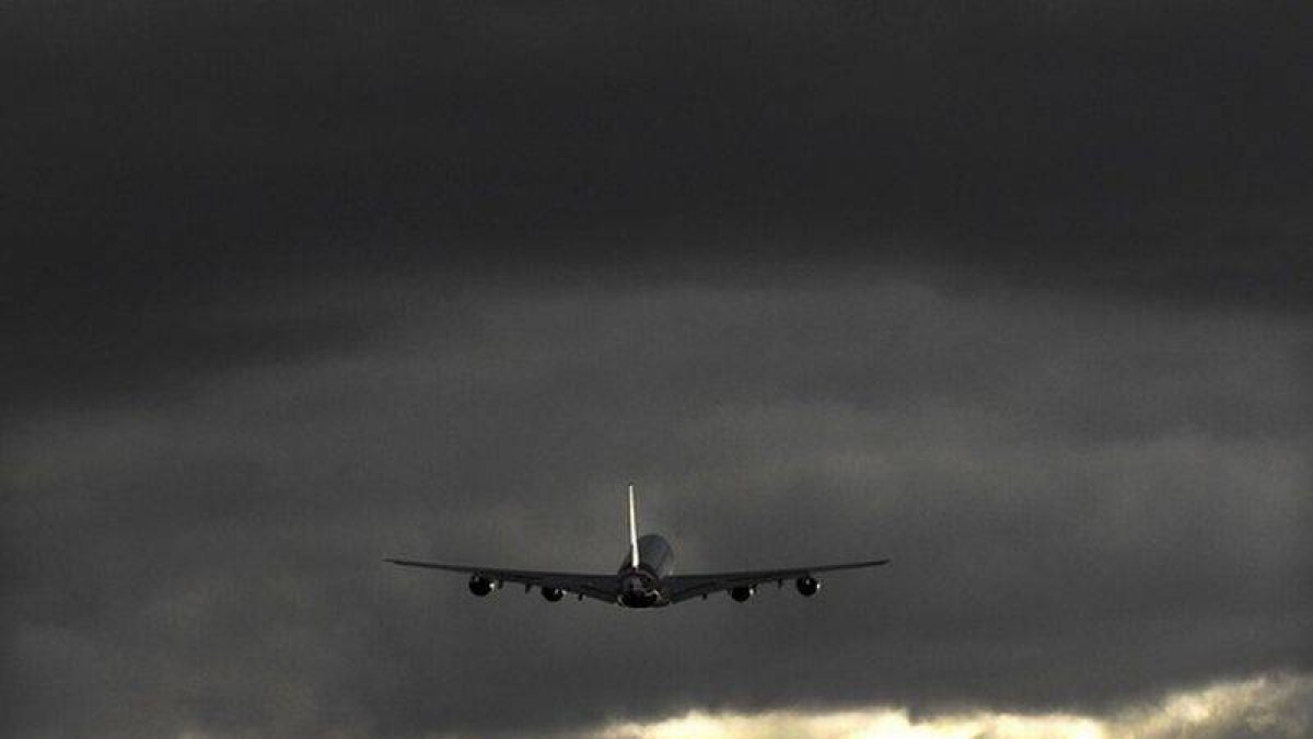 Un airbus A380 de Qantas despega del aeropuerto internacional de Sídney, antes de que se suspendiesen los vuelos.
