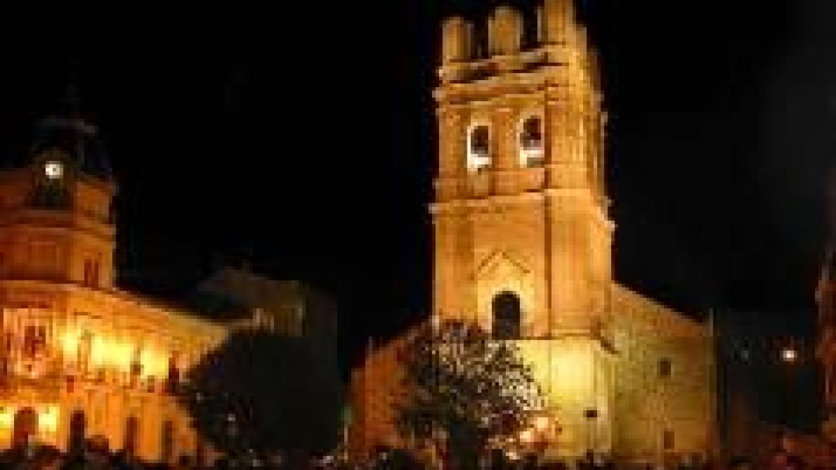 Un nutrido grupo de bañezanos se acercó a la plaza Mayor para ver la nueva iluminación de la torre