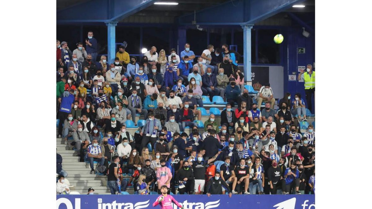 La Deportiva Ponferradina superaba en las últimas horas los 6.000 abonados. L. DE LA MATA