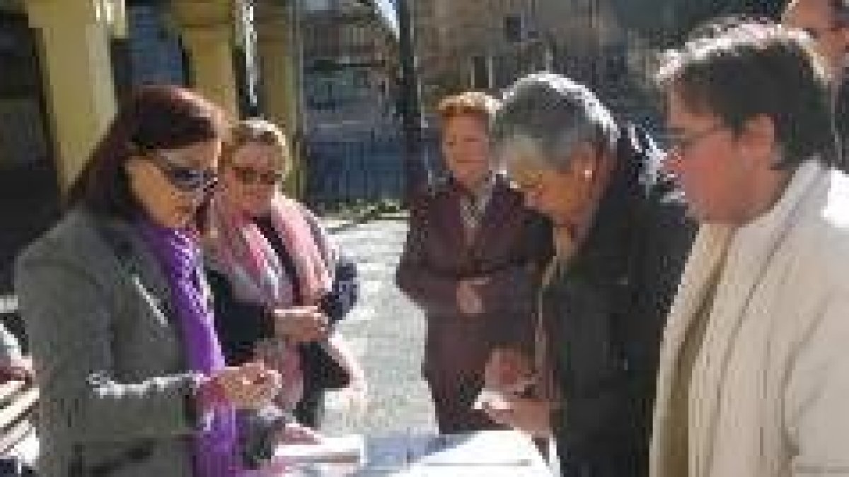 La asociación de diabéticos de La Bañeza distribuyendo información