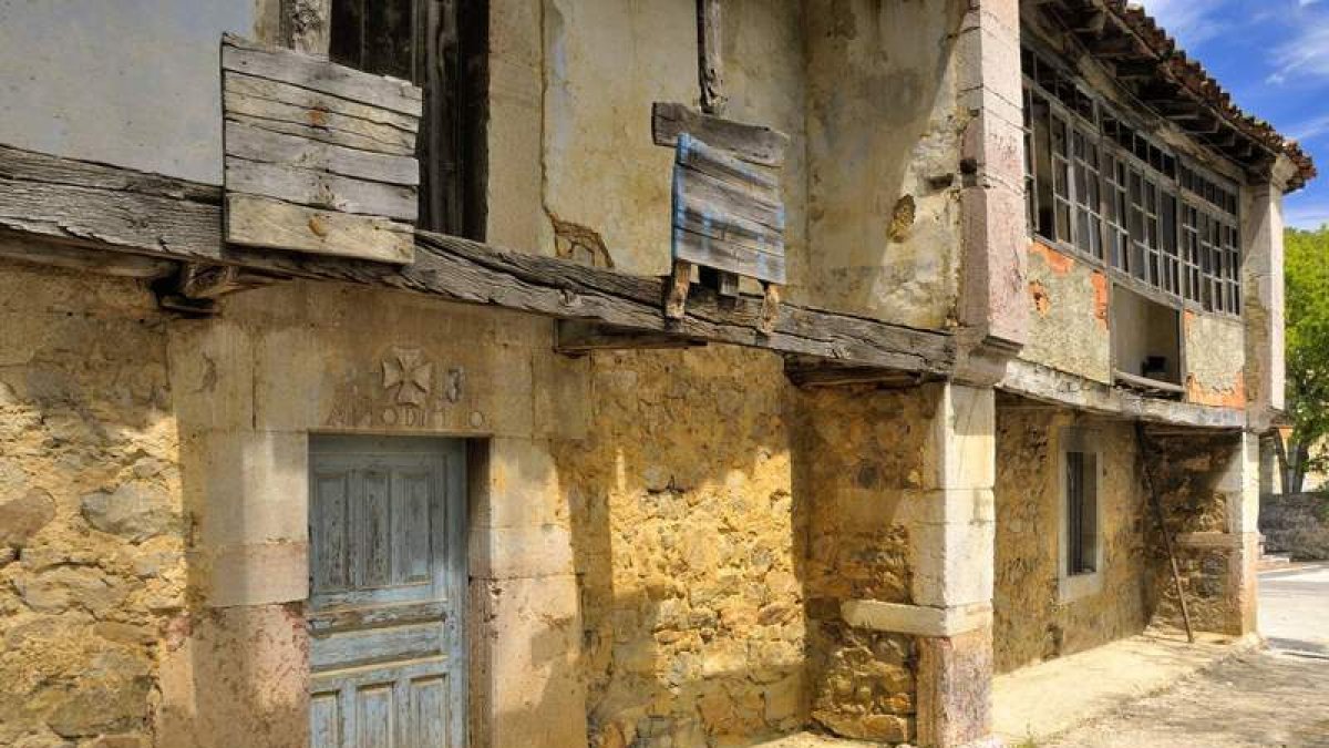 Fachada de la casona que durante siglos acogió la célebre cátedra de Lois y que ahora sufre riesgo de desplomarse