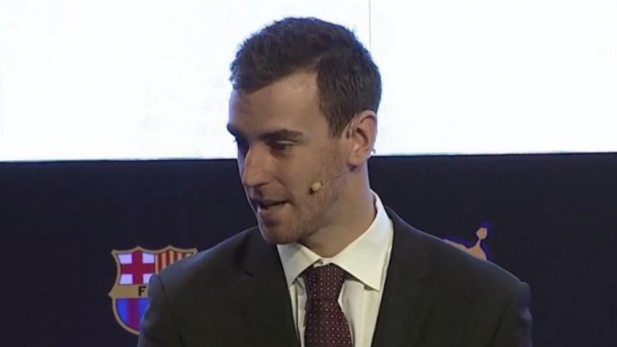 Claver atiende a los medios en el acto de presentación de la liga