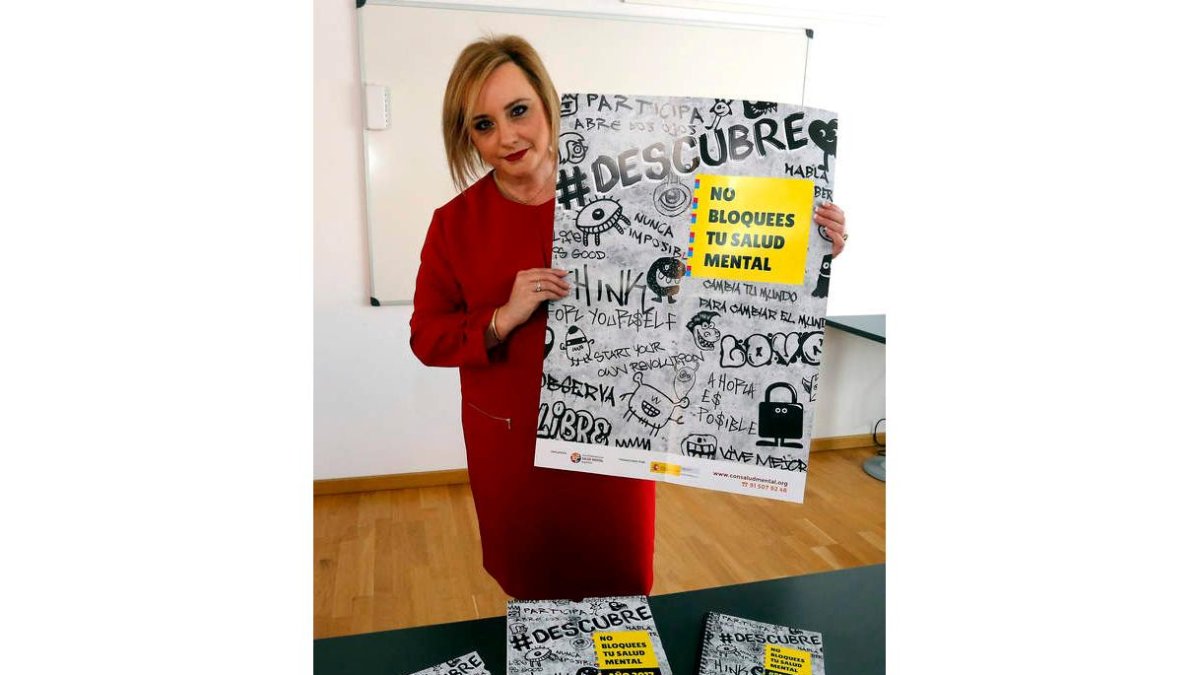 Raquel Martínez Martínez muestra los materiales didácticos del programa #Descubre.