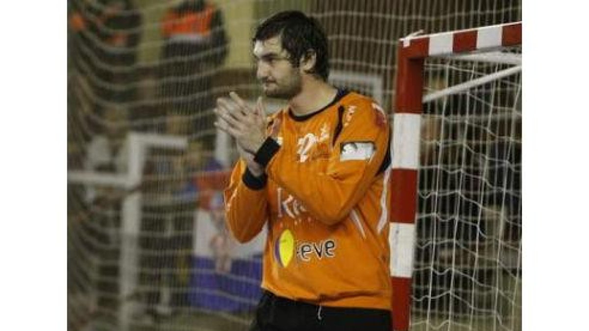 Cristian Sumba, a la derecha, junto a su rival Yago Pérez.