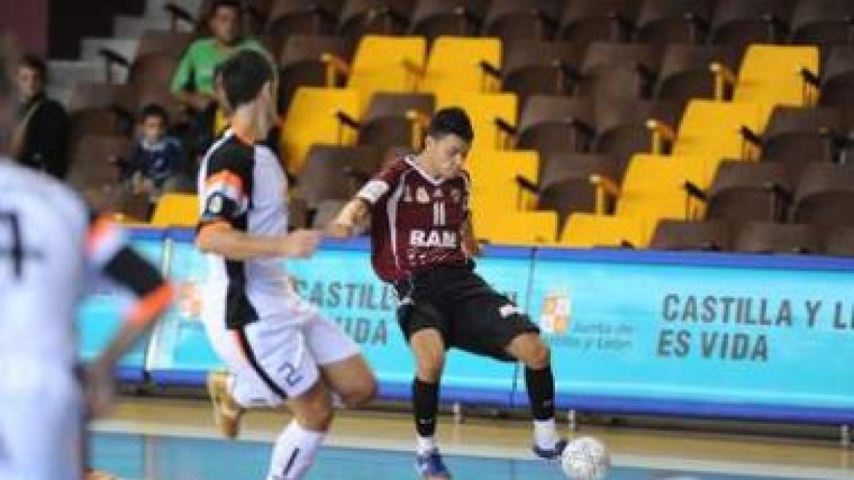 Lescún abrió el marcador para los leoneses con un soberbio golazo por la escuadra.