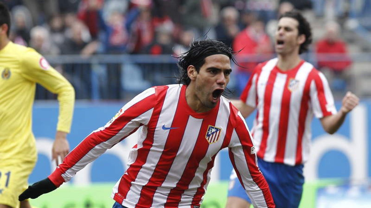 Falcao celebra el segundo gol que marcó de penalti, aunque la falta fue fuera del área.