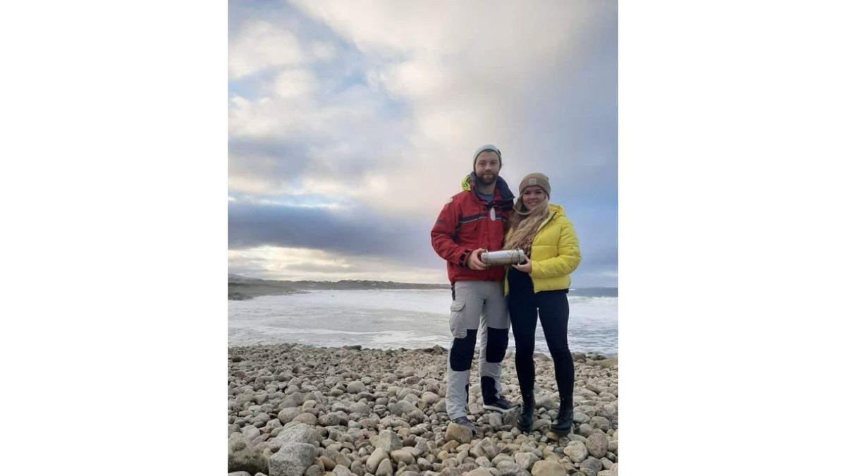 Conor McClory y Sophie Curran posan con la cápsula. EFE