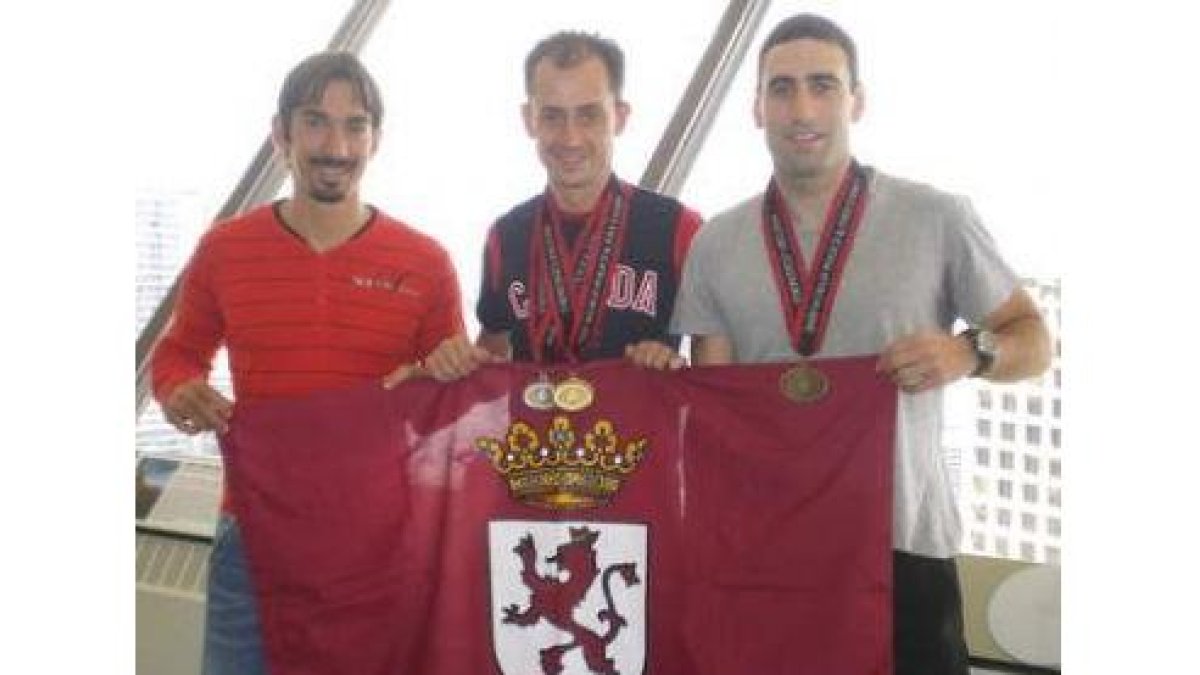 Los bomberos posan junto a sus medallas.