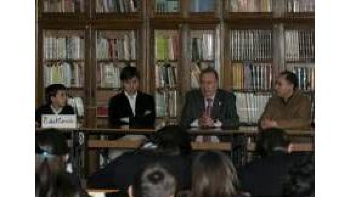 Javier Amoedo, tercero por la izquierda, ayer en la visita al colegio La Inmaculada de Ponferrada