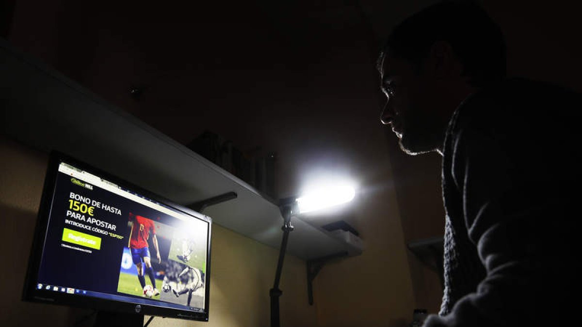 Un hombre revisa una página de apuestas deportivas en internet.