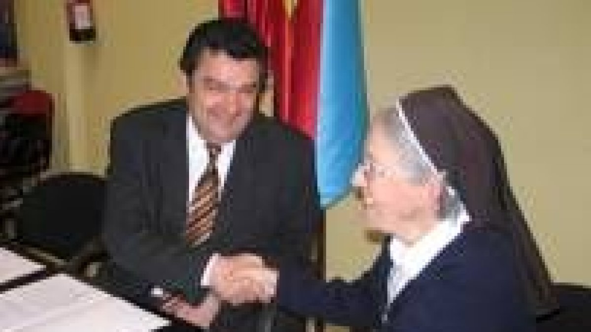 José Luis Ramón y Marie Paul Arenzana, tras la firma del acuerdo