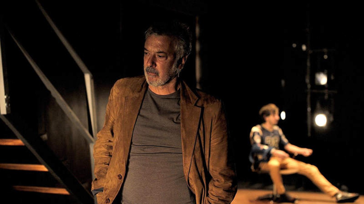 El director y protagonista de la pieza teatral, Adolfo Fernández, en una escena de la obra.