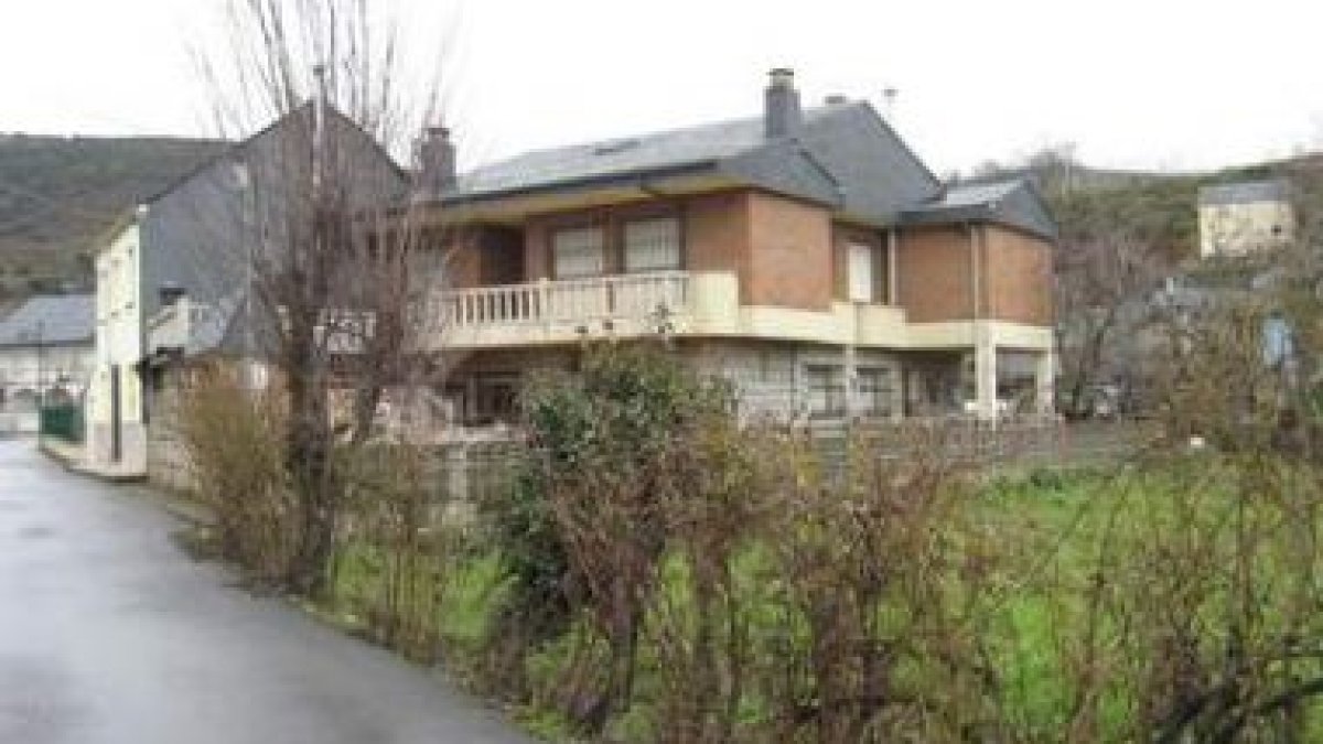 Los ladrones reventaron la cerradura del chalet, en la calle Santa Bárbara de Folgoso.
