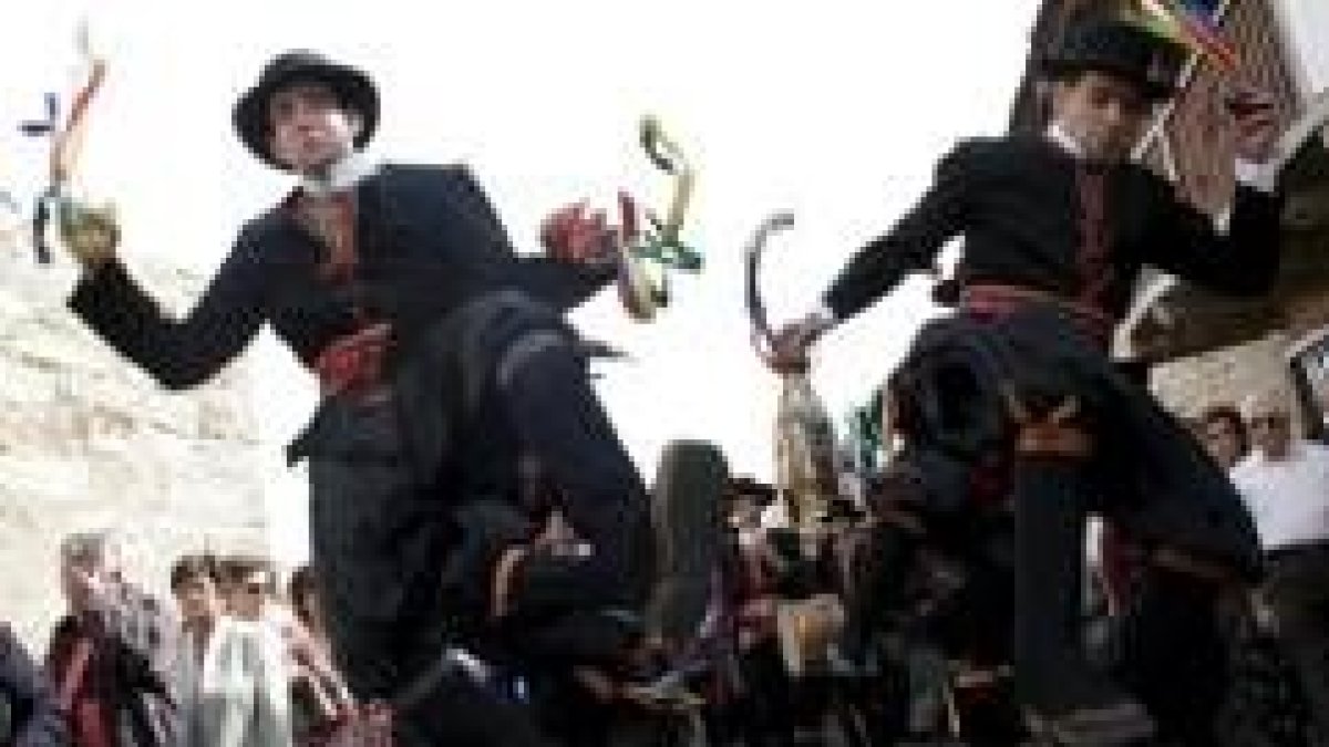 Los bailes maragatos constituyen una de las tradiciones que Santa Colomba desea preservar