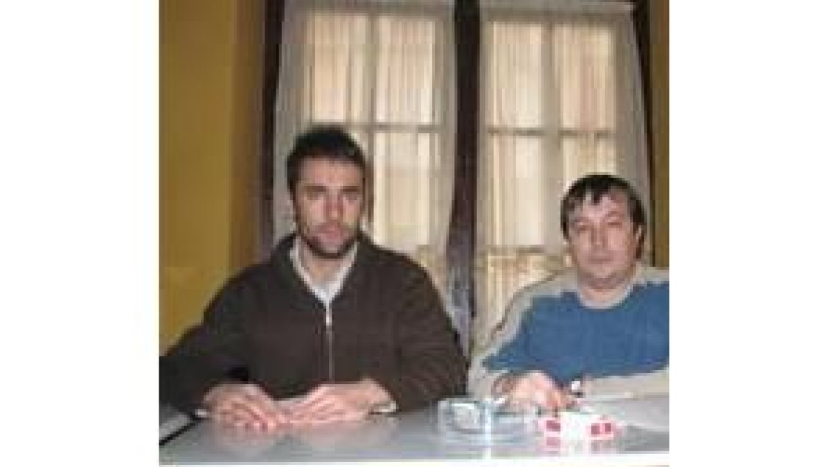 César Fuertes, en una foto de archivo, junto a un compañero de CC.OO.