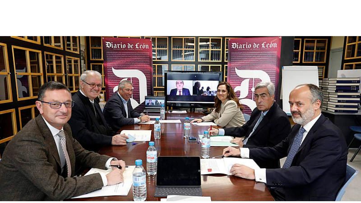 El jurado lo compusieron Julio A. Gutiérrez, teniente coronel de la Guardia Civil; Antolín de Cela, rector de la Basílica de la Encina; Joaquín S. Torné, director de Diario de León; Tomás Quintana, procurador del Común; Ana del Ser, presidenta de la Audiencia; Juan Francisco García Marín, rector de la Universidad —estos tres últimos se conectaron ‘online’—; Adriana Ulibarri, presidenta de Diario de León; José Joaquín Cobarro, coronel subdelegado de Defensa en León; y Pablo Arraiza, juez decano. MARCIANO PÉREZ