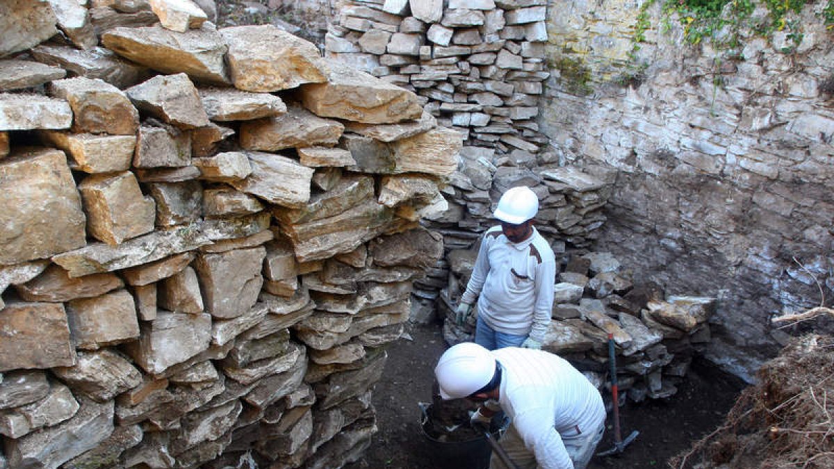 Operarios en las labores de limpieza del castillo de Vega