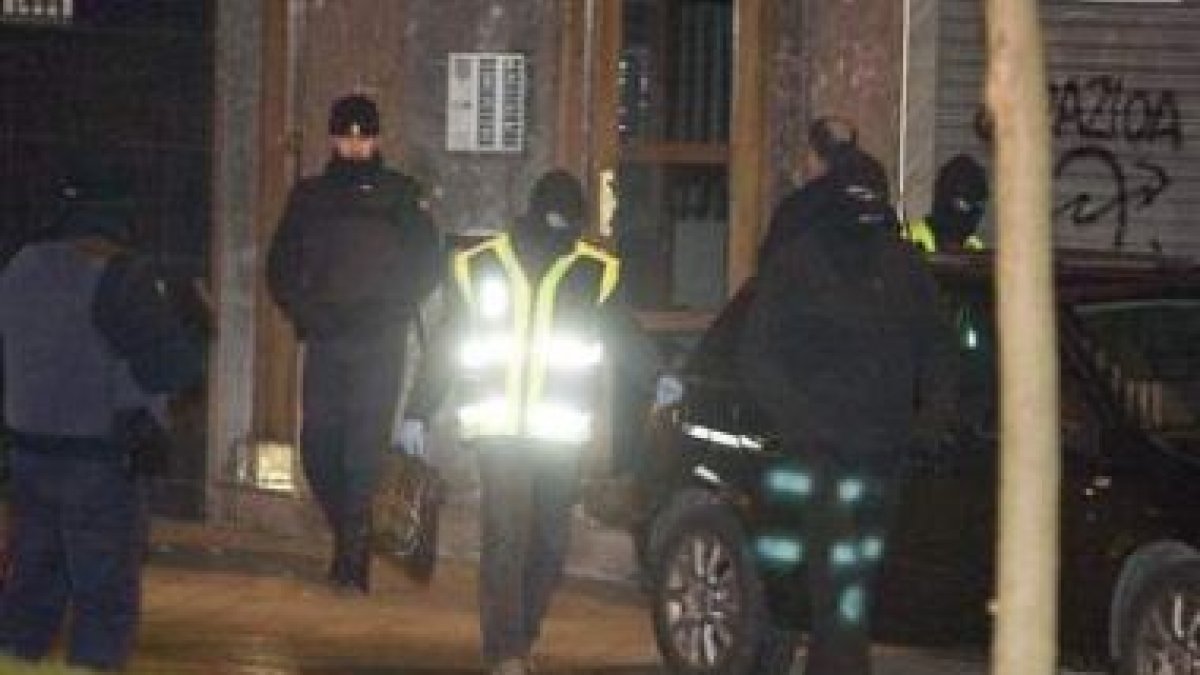 Agentes del Cuerpo Nacional de Policía registraron ayer el domicilio de un antiguo dirigente de Segi