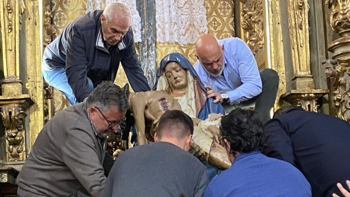 Emilio Beltrán, a la derecha, de azul claro, dirigió la operación. RAMIRO