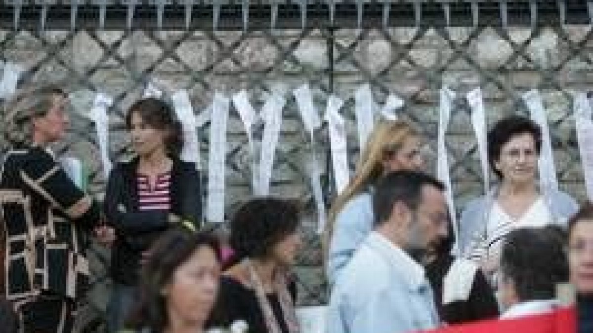 Por cada mujer asesinada la plataforma cuelga un lazo blanco