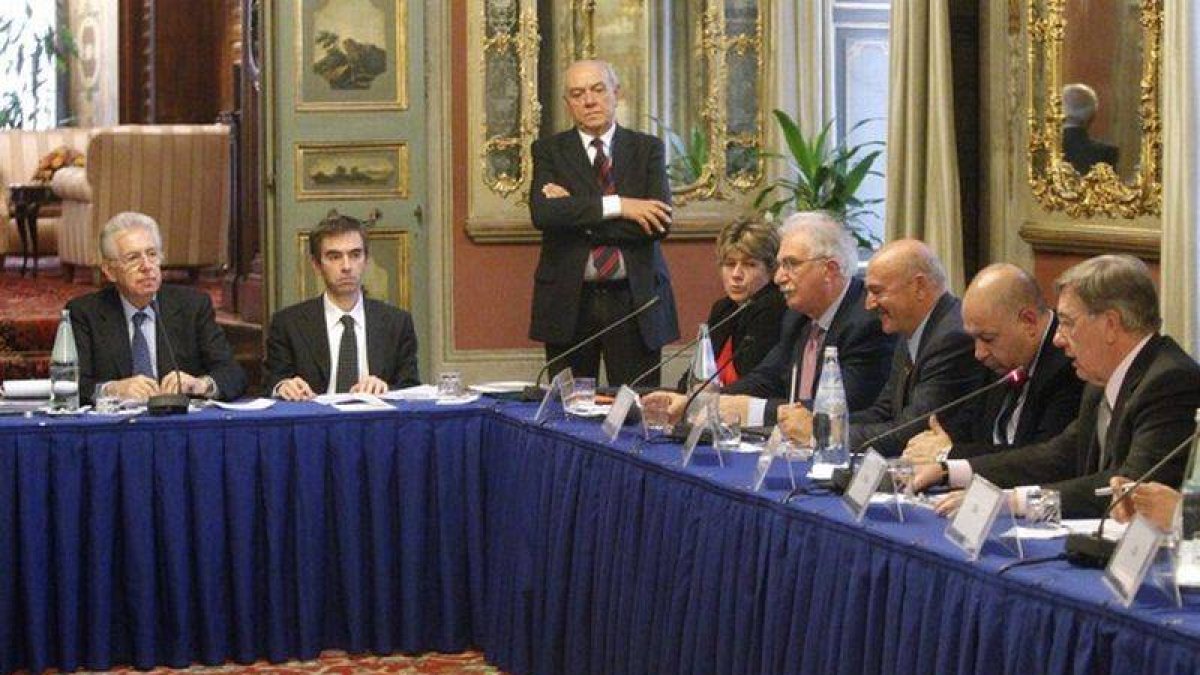 Mario Monti, primero por la izquierda, en la reunión que ha mantenido con sindicatos y empresarios.
