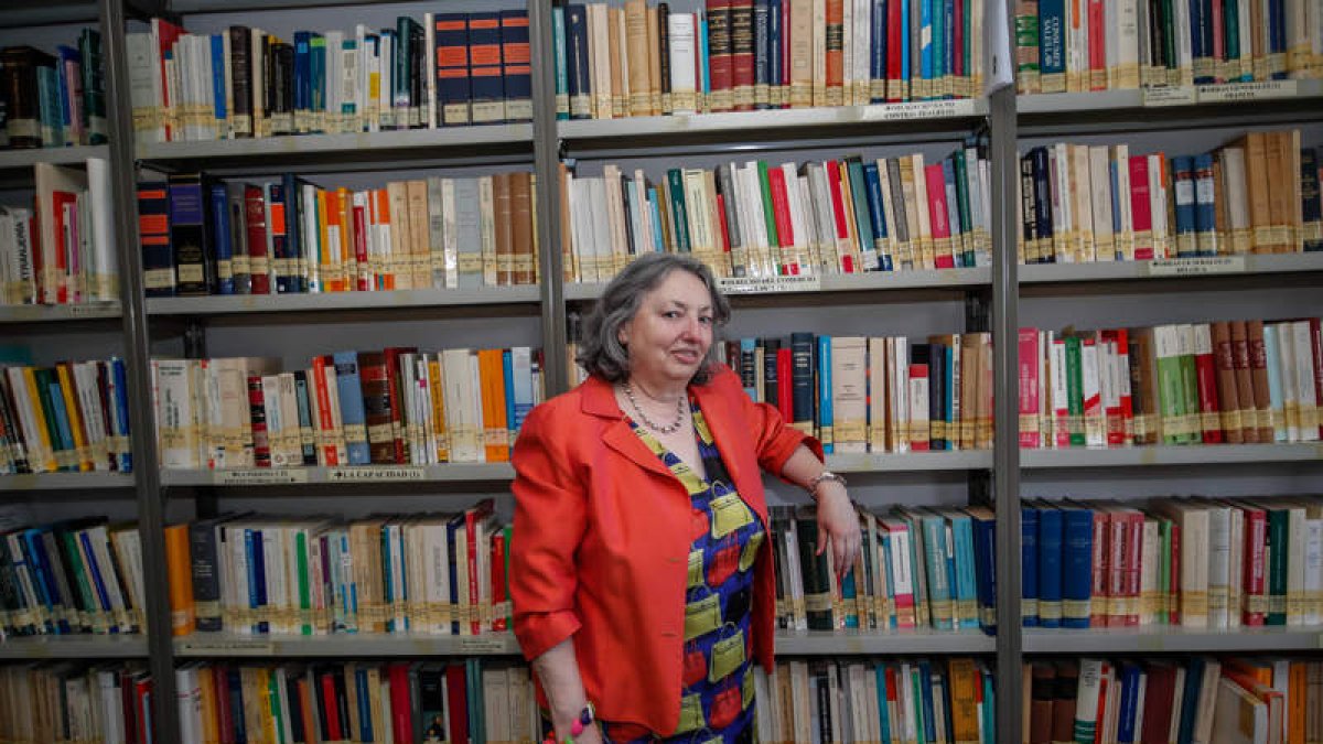 La catedrática Aurelia Álvarez, en la biblioteca del seminario de Derecho Internacional Privado de la Universidad de León. MIGUEL F. B.