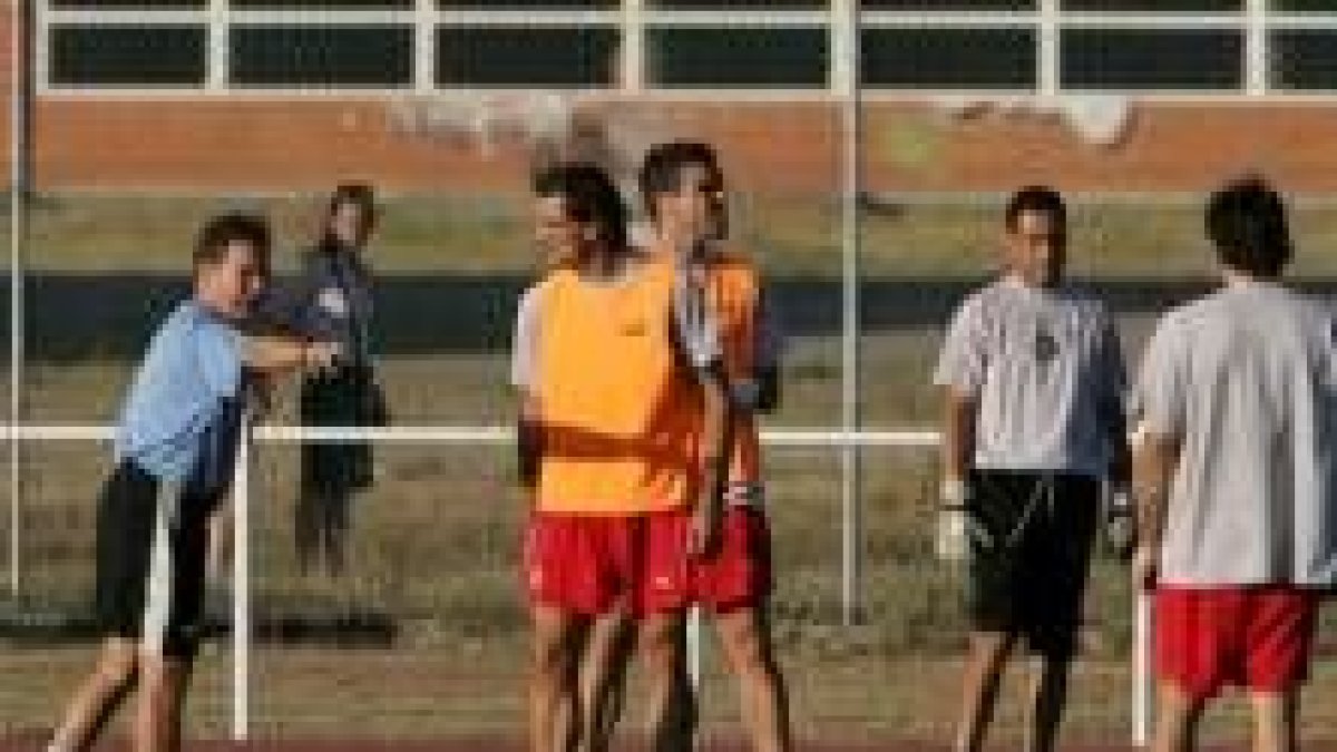 Tino Luis Cabrera da instrucciones a sus hombres en la sesión de ayer