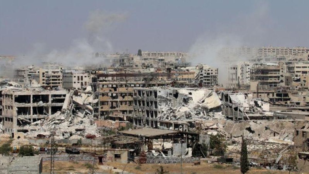 Columnas de humo desde edificios durante bombardeos del régimen para retomar el control del distrito de Leramun, en manos de los rebeldes, en el noroeste de Alepo, el 26 de julio.