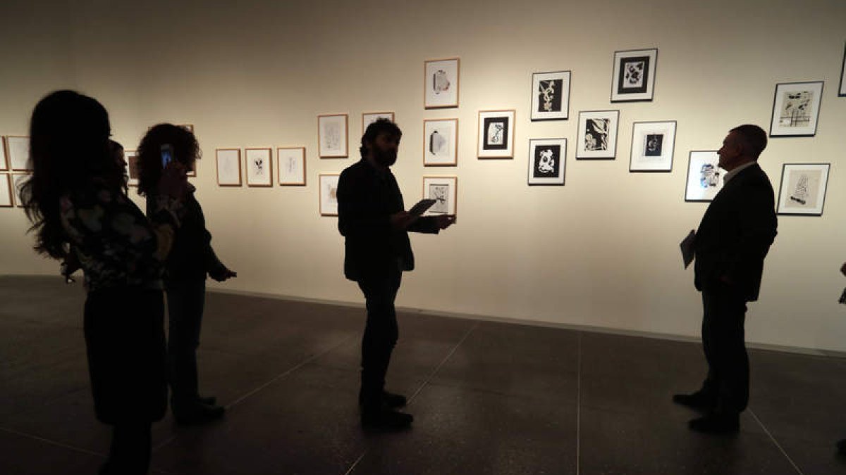 Arriba, Alberto Santamaría explica detalles de la muestra ‘Una realidad tan nada’. Y diferentes piezas de ‘Constelaciones’. RAMIRO