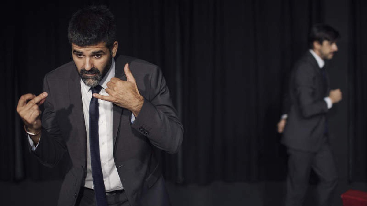 Javier Lara y Juan Ceacero son los dos actores que se encargan de todo en la obra. DL