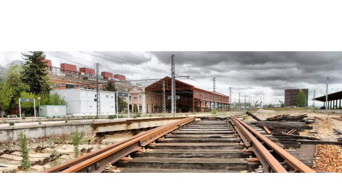 La vieja estación seguirá inutilizada y tan sólo servirá para que bajo las antiguas vías se abra la trinchera por la que discurrirá la nueva traza.