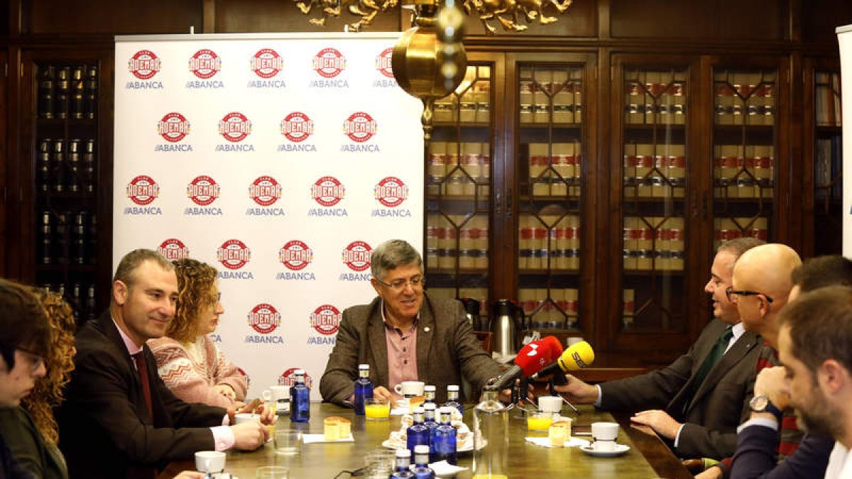 Cayetano Franco, en el centro, durante el desayuno de trabajo en la sede de Abanca, principal patrocinador del club. MARCIANO PÉREZ