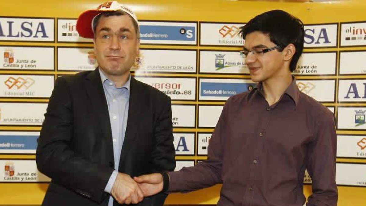 Vasili Ivanchuk y Anish Giri se saludan en el Club de Prensa del Diario de León antes de comenzar hoy el Magistral de Ajedrez.