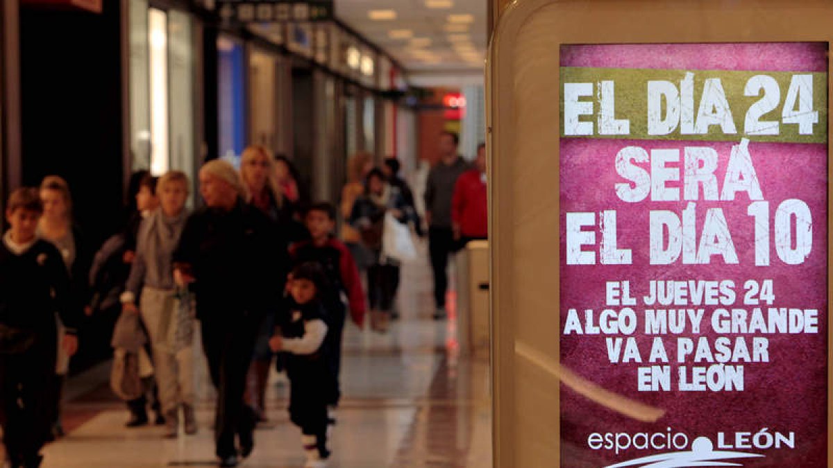 Ayer los compradores conocieron el trasfondo de la campaña de Espacio León: descuentos del 10% en todo.
