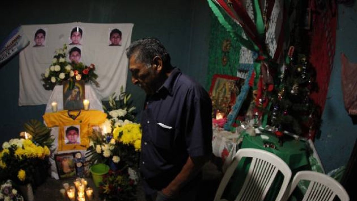 El padre de Alexander Mora Venancio, cuyos restos calcinados le han identificado como uno de los 43 estudiantes mexicanos desaparecidos, ante el altar dedicado a su hijo en su casa.