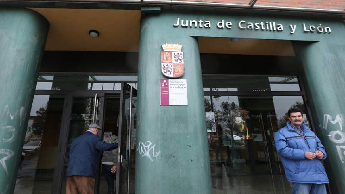 Usuarios a las puertas de las oficinas de la Junta de Castilla y León en Ponferrada, ayer.
