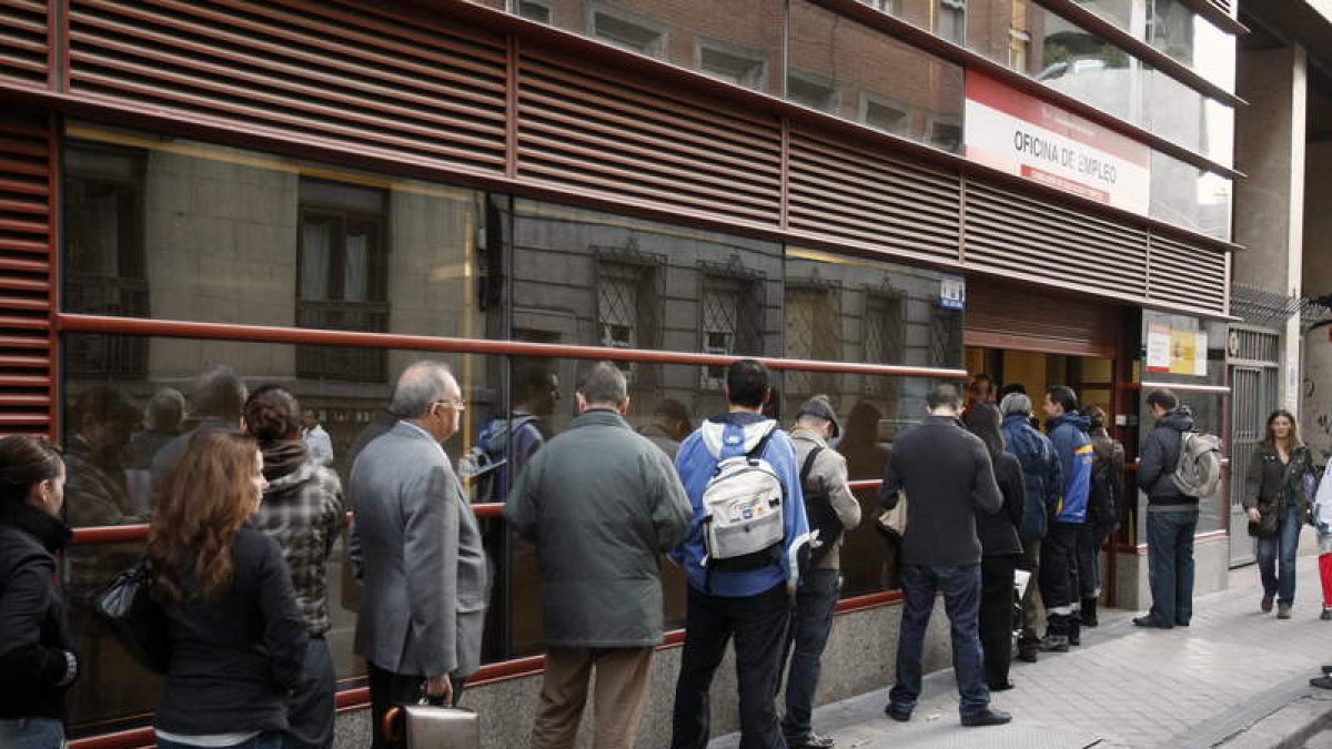Cola en el exterior de la oficina del INEM en la calle Evaristo San Miguel, en Madrid.
