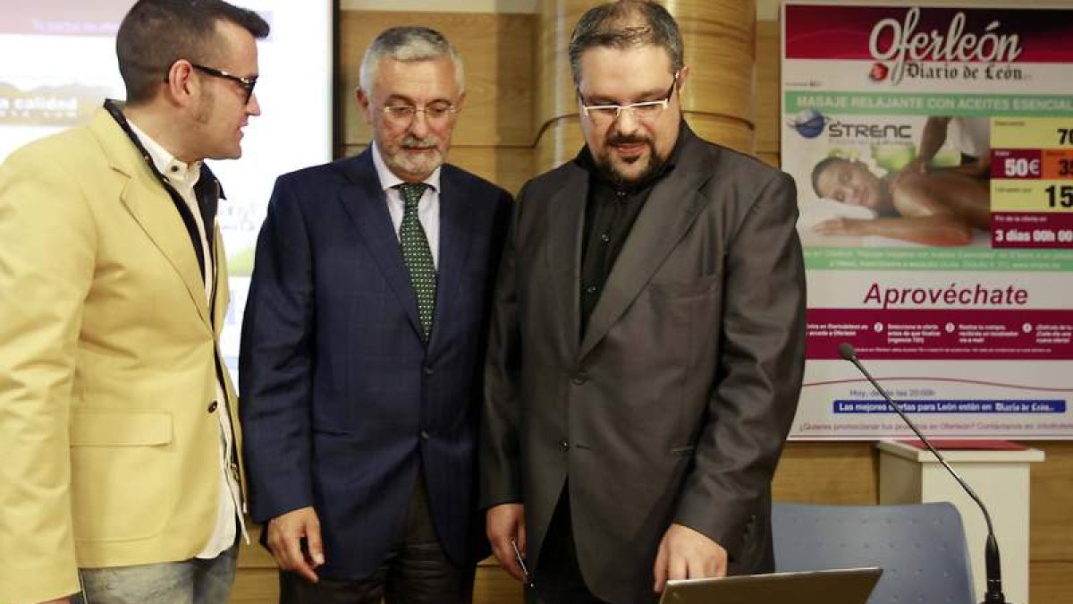 Pascual Antonino, responsable de Ticketcyl, Santiago Sarmiento, gerente de DIARIO DE LEÓN, y José Manuel Fernández Chana, gerente de Ticketcyl, ayer en la presentación de Oferleón en el Club de Prensa.