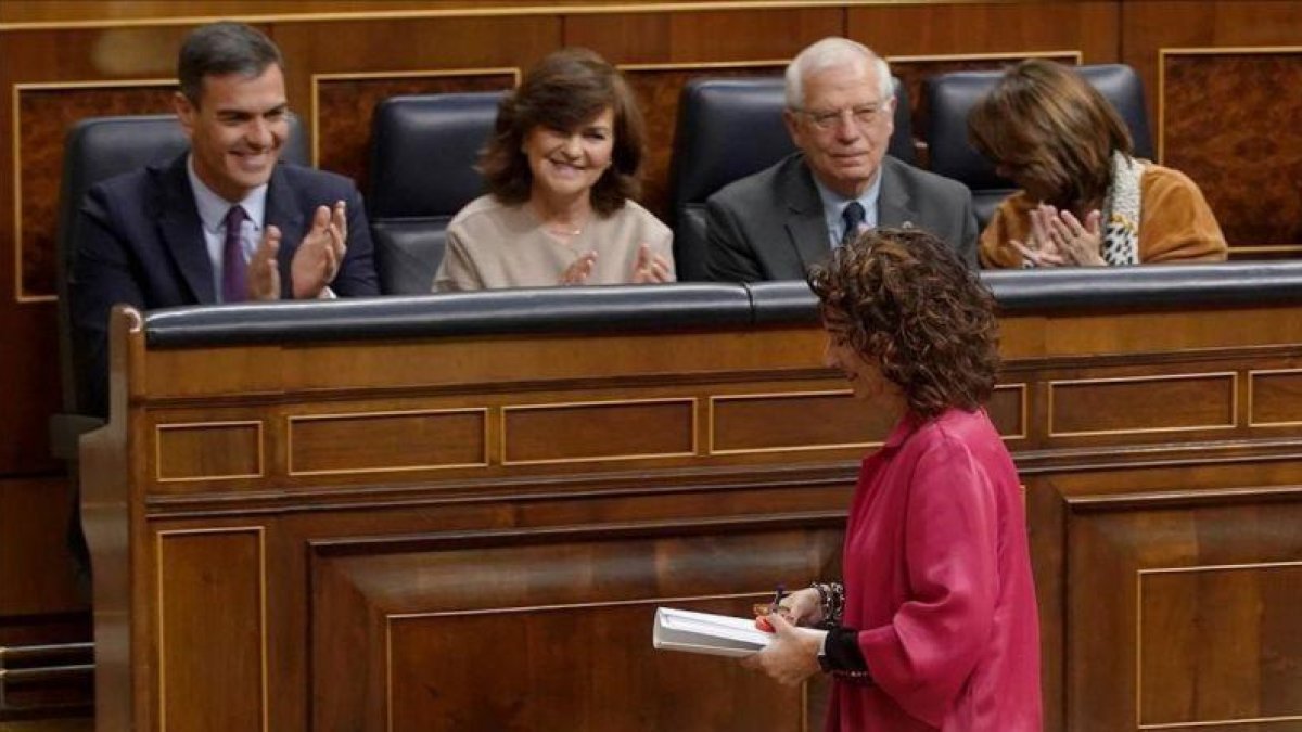 La ministra de Hacienda, María Jesús Montero, pasa ante la bancada del Gobierno en el debate de Presupuestos.
