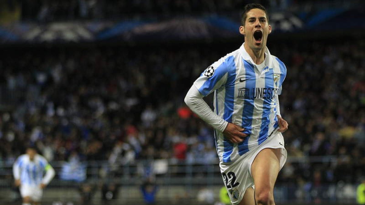 Isco celebra su gol, primero del equipo, ante el Oporto durante el partido de La Rosaleda.