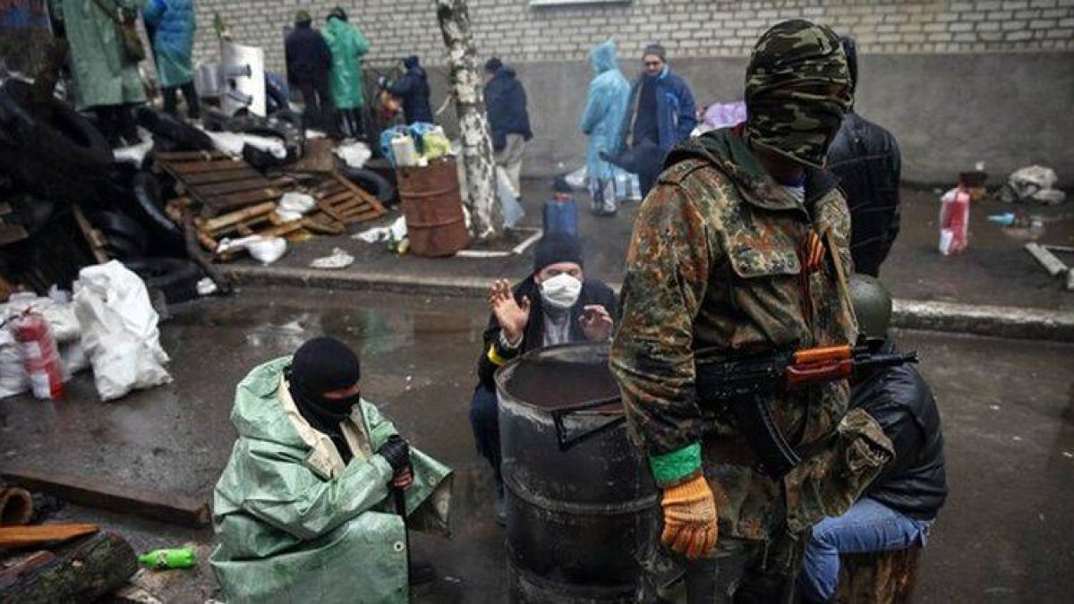 Fuerzas prorrusas hacen guardia en el exterior de una comisaría de Slaviansk.