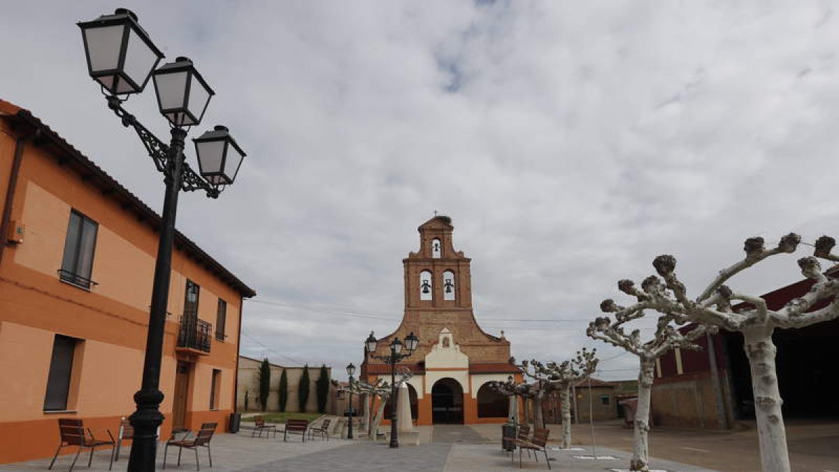 Castilfalé celebra este sábado la fiesta de la Santa Cruz, una tradición que se guarda desde hace dos siglos, cuando el entonces párroco Juan Díaz Caneja regaló a la localidad un fragmento de la Cruz en la que murió Jesús. La cofradía de la Vera Cruz vuel