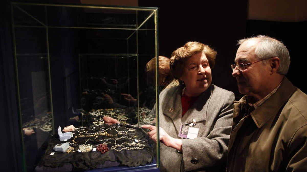 Olga Cavero, patrona de la fundación, junto al etnógrafo José Luis Puerto.