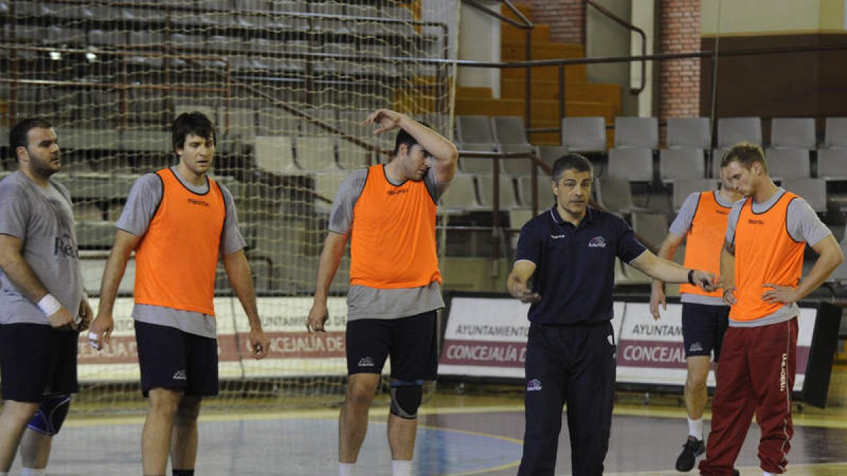 Isidoro Martínez da indicaciones a sus jugadores durante el entrenamiento de ayer.