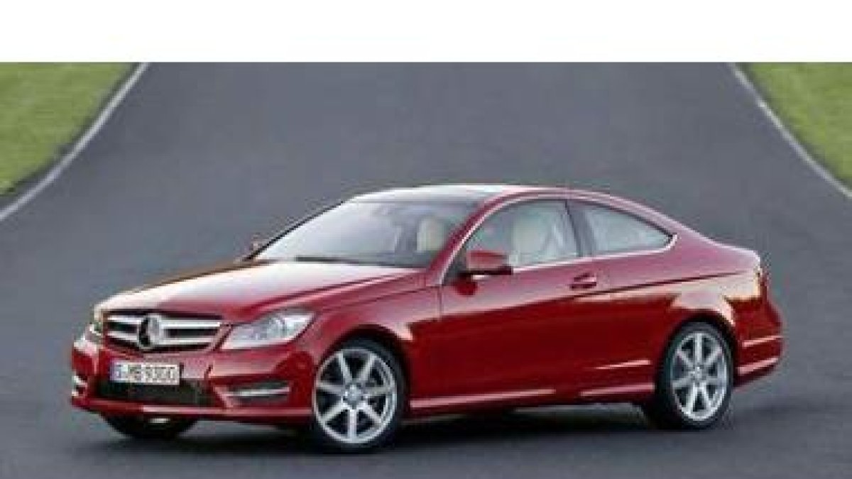Mercedes retoma la filosofía de deportivo clásico con un preciosista C Coupé.