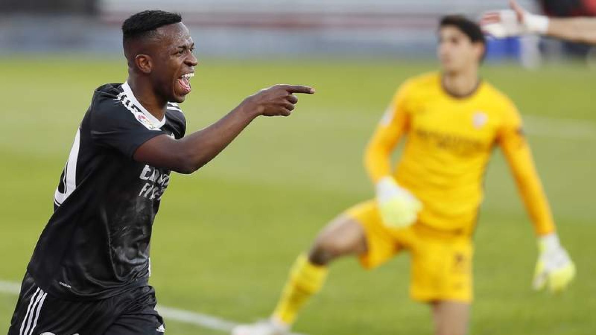 Vinicius rozó levemente un centro de Mendy que el portero del Sevilla coló en su portería. J. M. VIDAL
